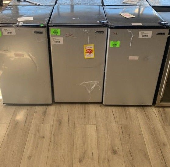 MAGIC CHEF MINI FRIDGE