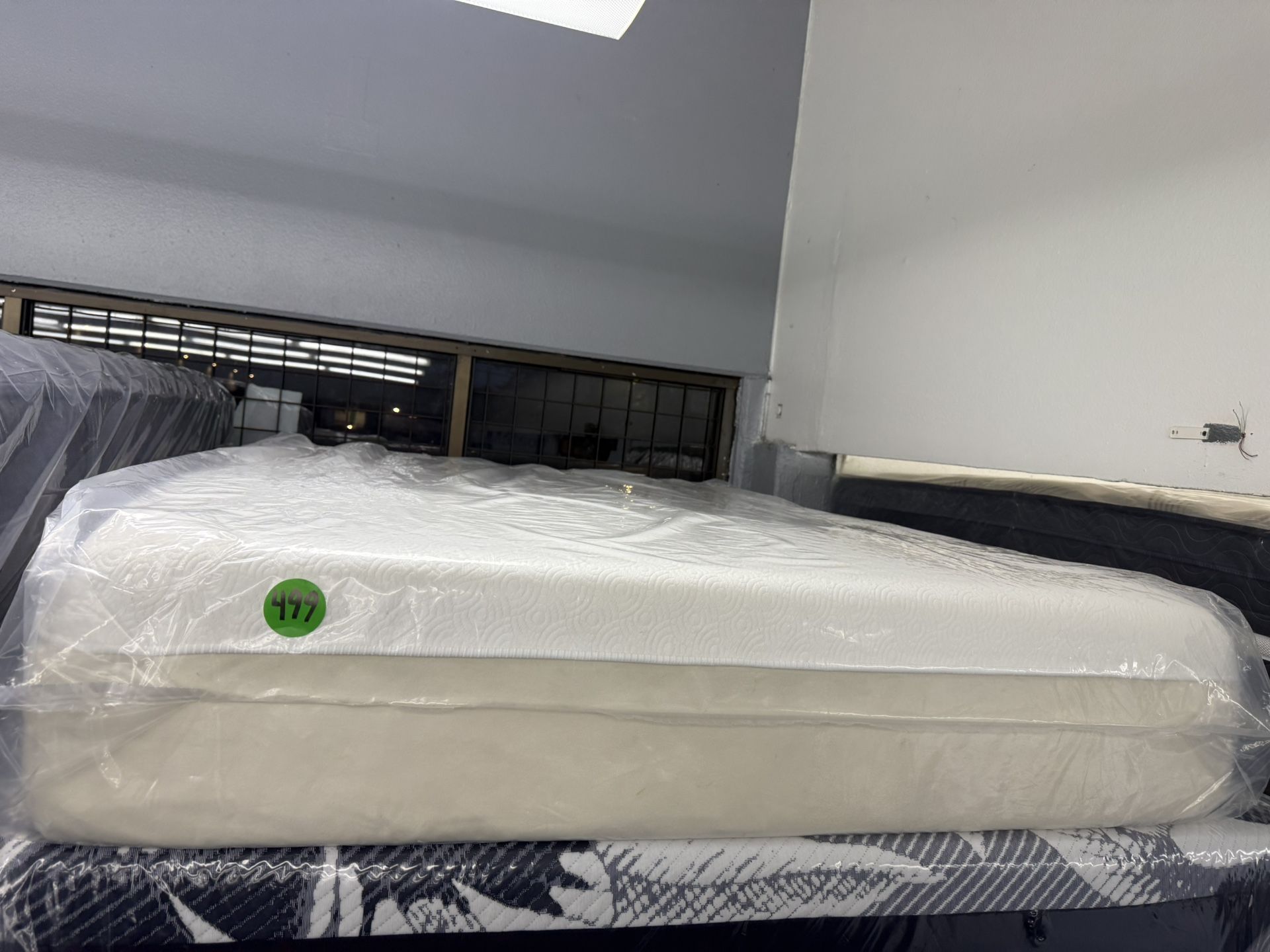 QUEEN SIZE TEMPURPEDIC CLOUD MATTRESS & BOX SPRING BED SET