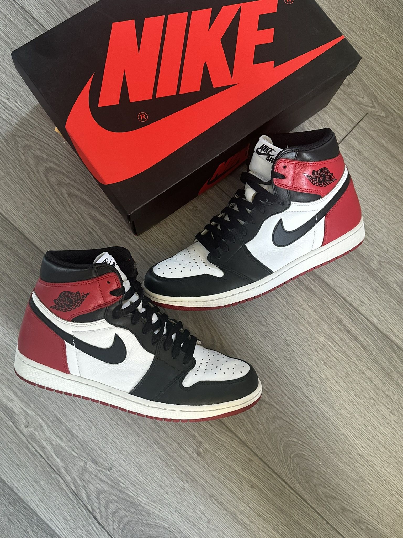 Jordan 1 “Black Toe” Size 10.5 MEN (2016)