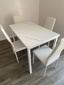 Dining table only 6 months used