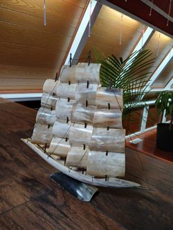 Vintage Carved Natural Horn Model Sailing Ship / Galleon – 17" x 14"
​Handcrafted Horn Clipper Sailing Ship Tabletop Decor
​Mid-Century Vintage Natura
