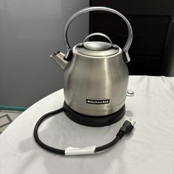 KitchenAid 1.25 L Electric Kettle Brushed Stainless Steel Body With A Smooth Aluminum Handle. 