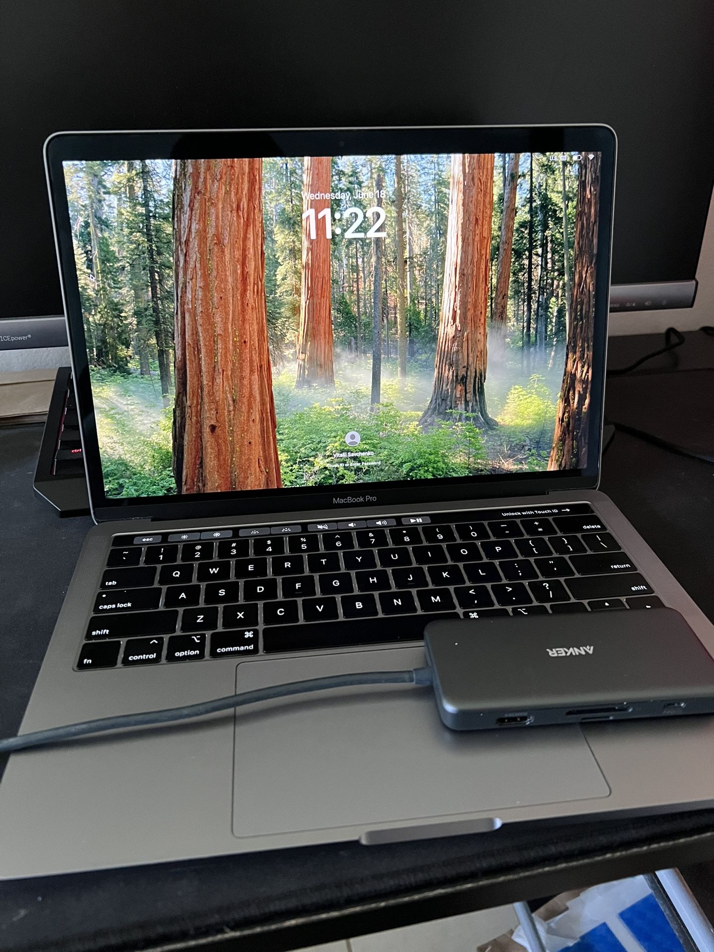 MacBook Pro 13” (2019) – i7 / 16GB / 256GB SSD + Anker USB-C Hub