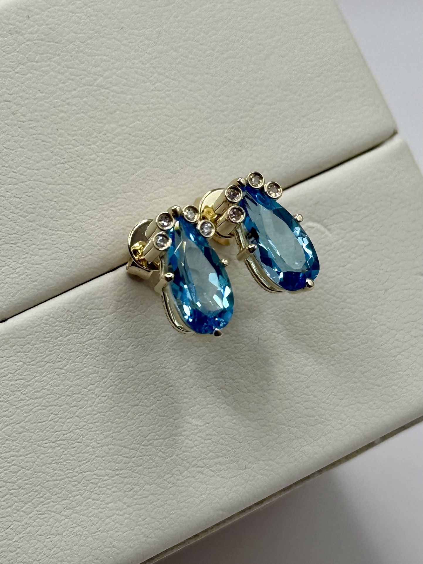 NWOT 9K Yellow Solid Gold 2.825ct Blue Topaz Pear Cut/0.04ct Diamonds Earrings