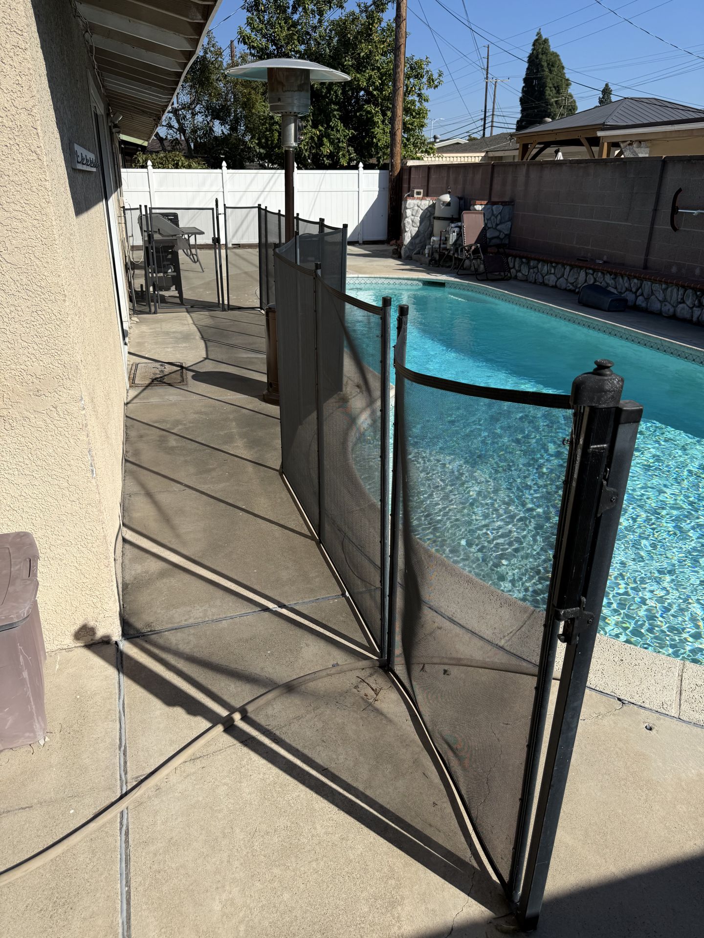 Swimming pool mesh fence