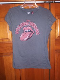 LADIES/GIRLS MEDIUM ROLLING STONES SHIRT 19" COLLAR TO BOTTOM 15" PIT TO PIT FROM THE ROLLING STONES