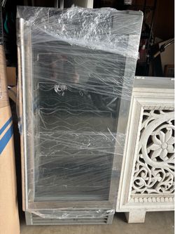 Wine refrigerator
