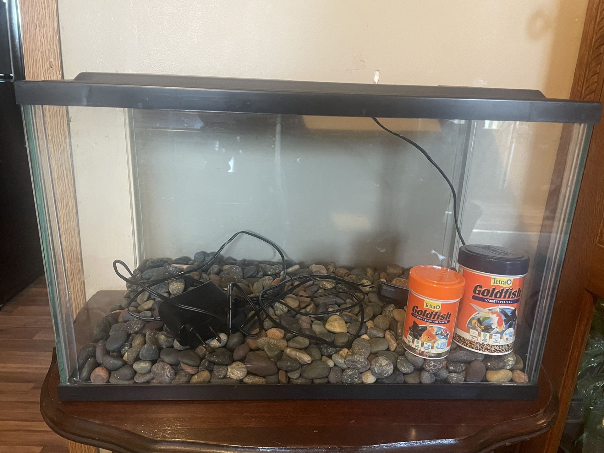 Fish Tank (LED lighting, River Rocks, Additional Gravel, Partially Used Fish Food Included)