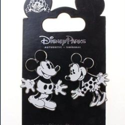**** Vintage Disney Mickey Mouse and Minnie Mouse Pins