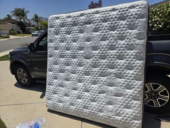 Luxurious EASTERN KING SIZE Pillow Top MATTRESS Clean Comfy Gently Used Med Plush Delivery Avail