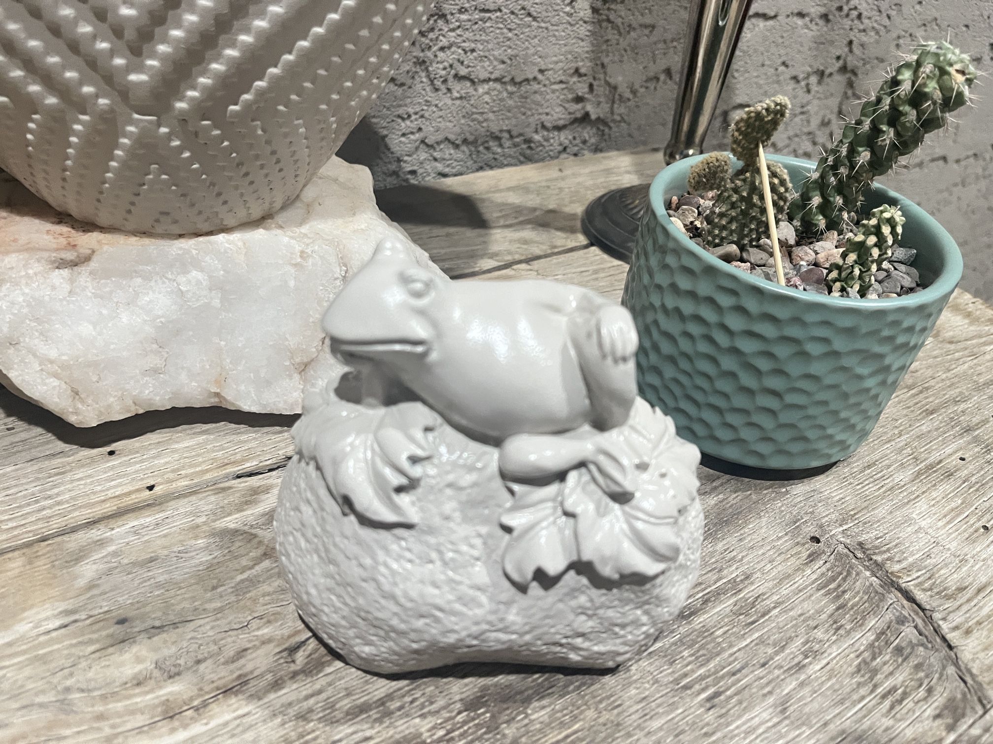 Key Holder~Hide A Key Faux Rock With Frog Yard Decor