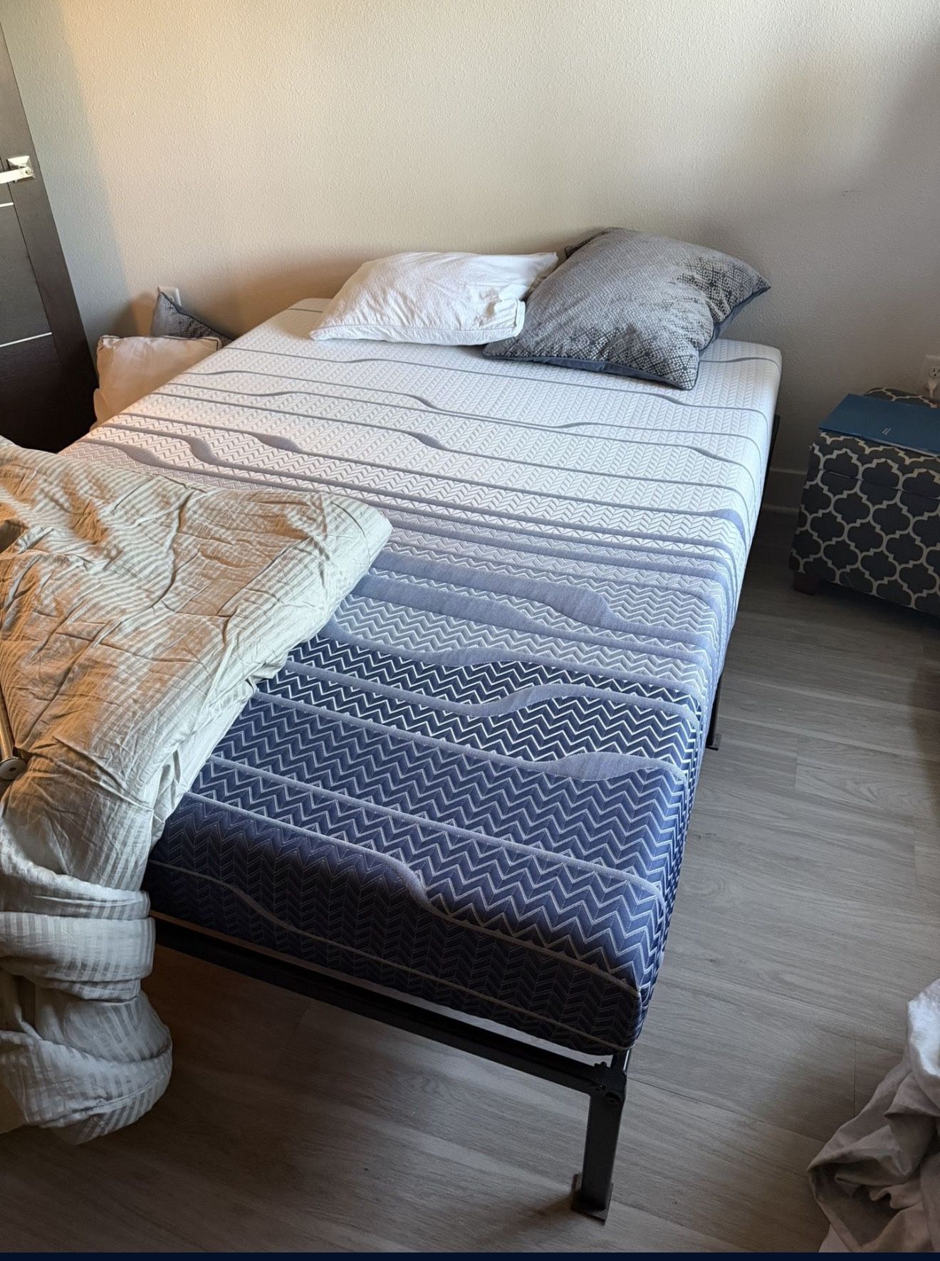 New Queen Memory Foam Mattress W/frame