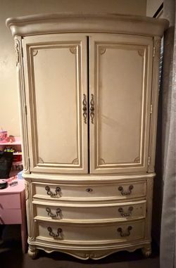 Beautiful Classic Wooden Armoire – Great Storage Space!