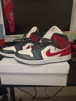 Jordan 1 mid size 9.5 in men