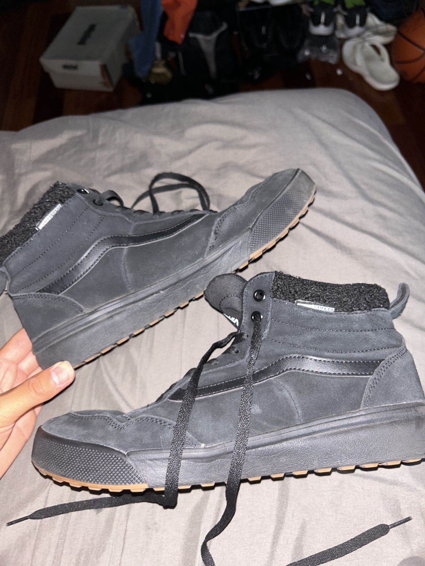 Size 12 (VANS ULTRARANGE EXO HI MTE BLACK MEN'S) 20$