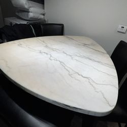 ROOMS TO GO Counter Height Modern Table