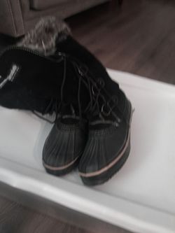 Insulation woman boots size 8 pick up only