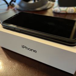Apple iPhone Xr 128GB AT&T (great condition w/ box and headphones)