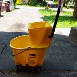 Rubbermaid  Wave Brake Mop Bucket 