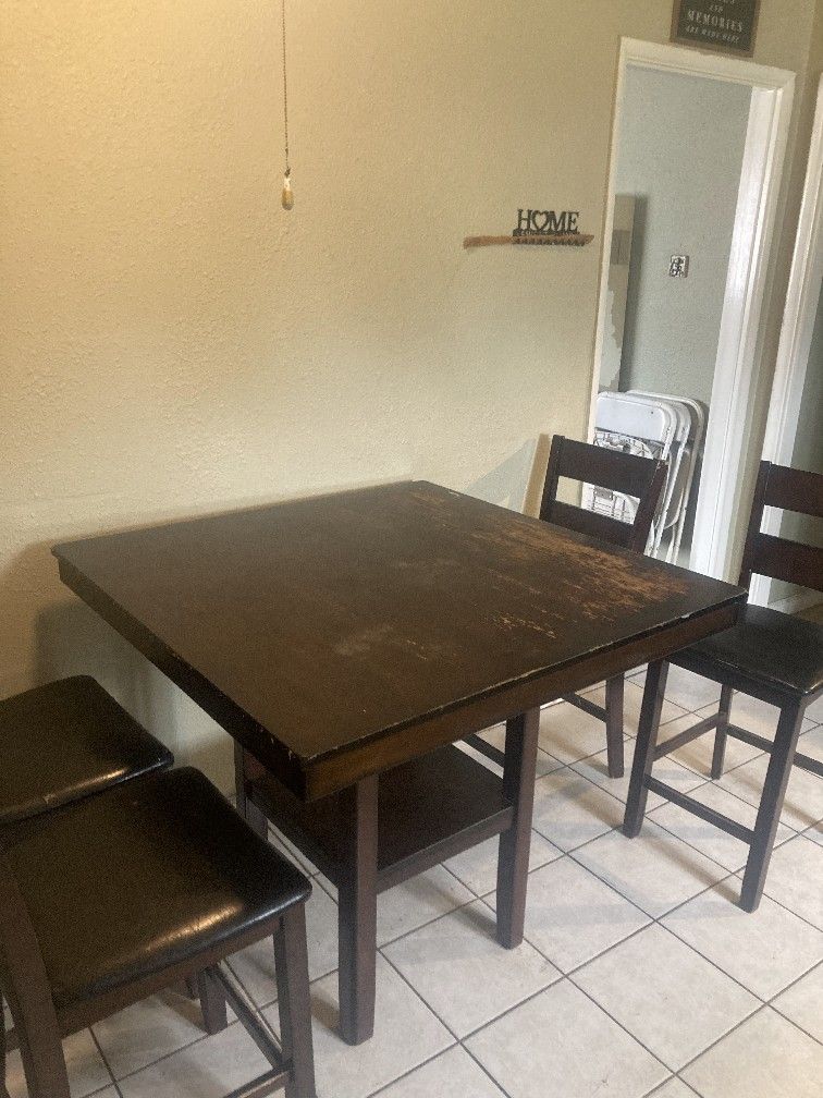 Small Dinning Table And Chairs 