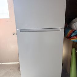 Vissani 18 cu. ft. Top Freezer Refrigerator