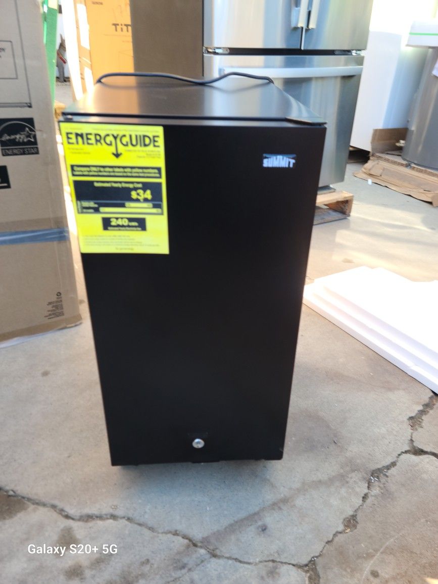 Summit Appliance 15-in Mini Fridge