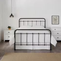 Dorley Farmhouse Black Metal Queen Bed