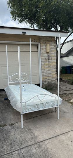 Canopy bed frame/mattress