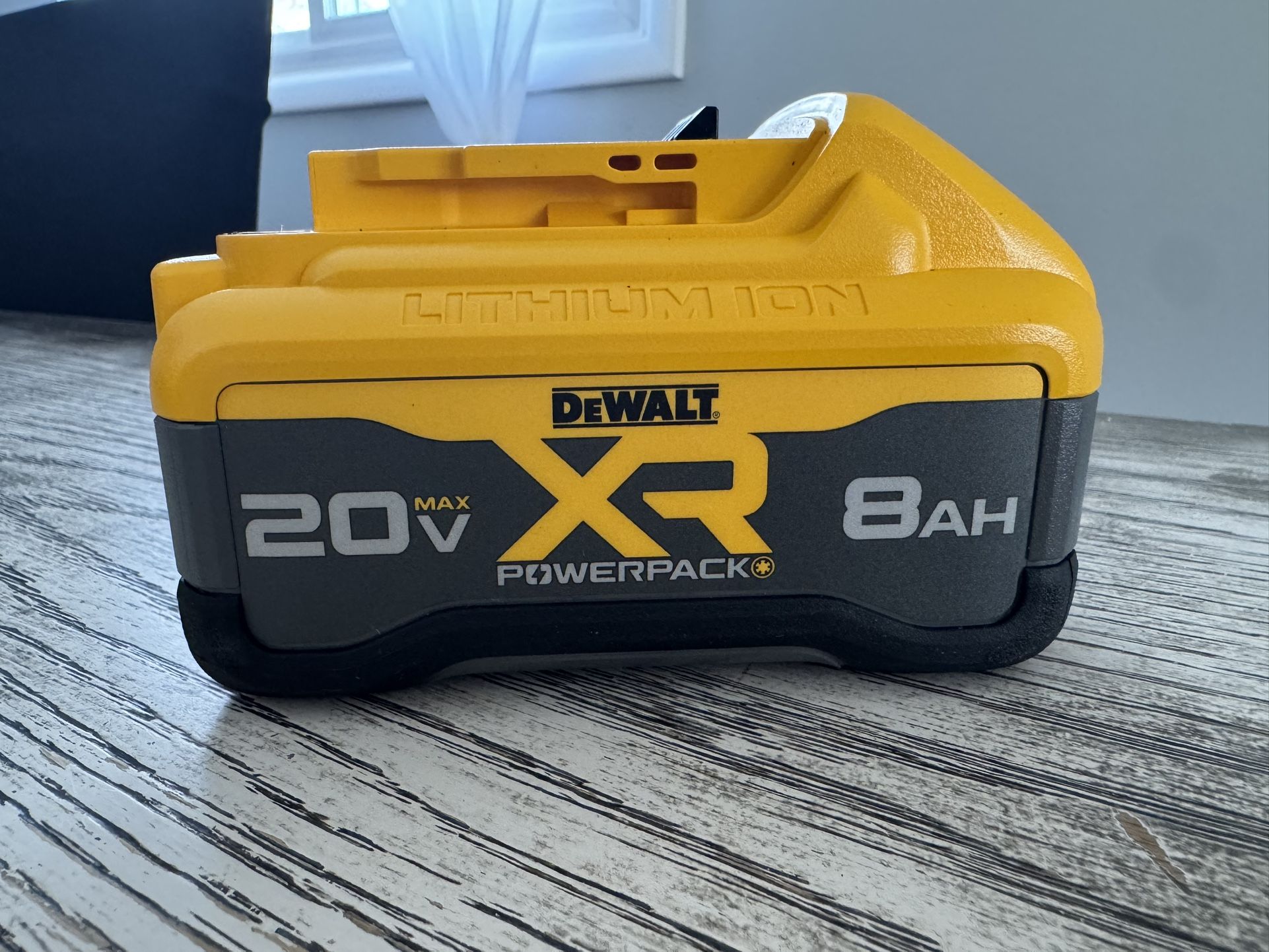 NEW DEWALT 20v XR POWERPACK 8AH BATTERY