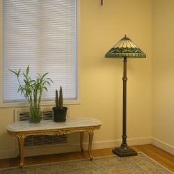 “Vintage Marble Coffee Table & Tiffany-Style Floor Lamp – Elegant Living Room Set”