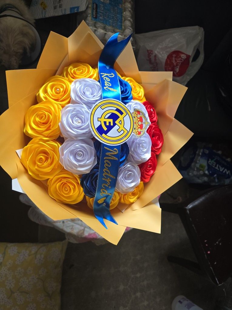 Hermoso Ramo De 20 Rosas Artificiales De El Real Madrid