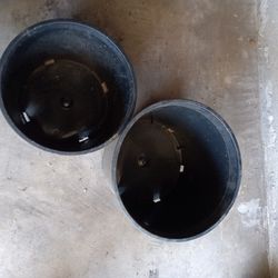 16 plastic pots medium and large size