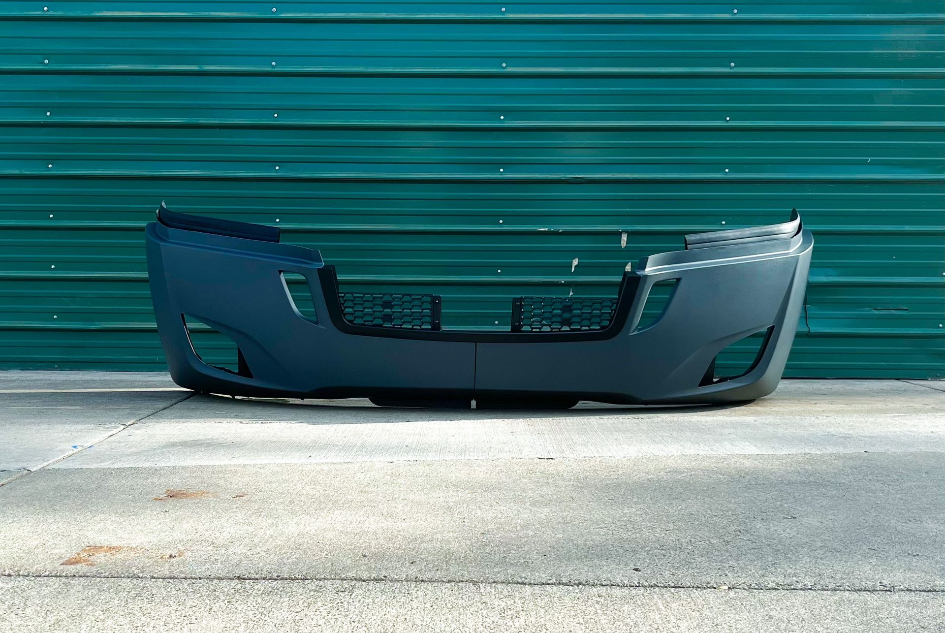 Freightliner Cascadia Bumper With Fog Lights.