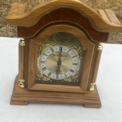Vintage Original Tempus Fugit Oak Wood Mantel Clock USA Quartz Movement Working chimes on the hour every hour. Used in good condition with some cosmet