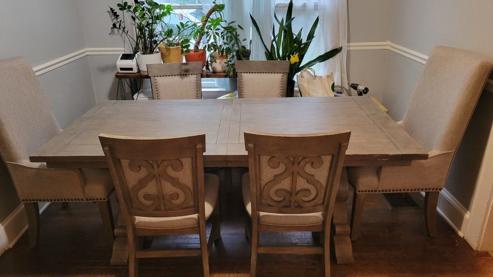 ALMOST New ASHLEY Charterhouse DINING Table