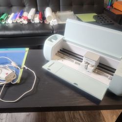 Cricut Explorer 3 WITH TONS OF VINYL 