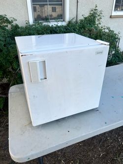 Sanyo mini fridge