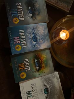 Tahereh mafi shatter me collection!