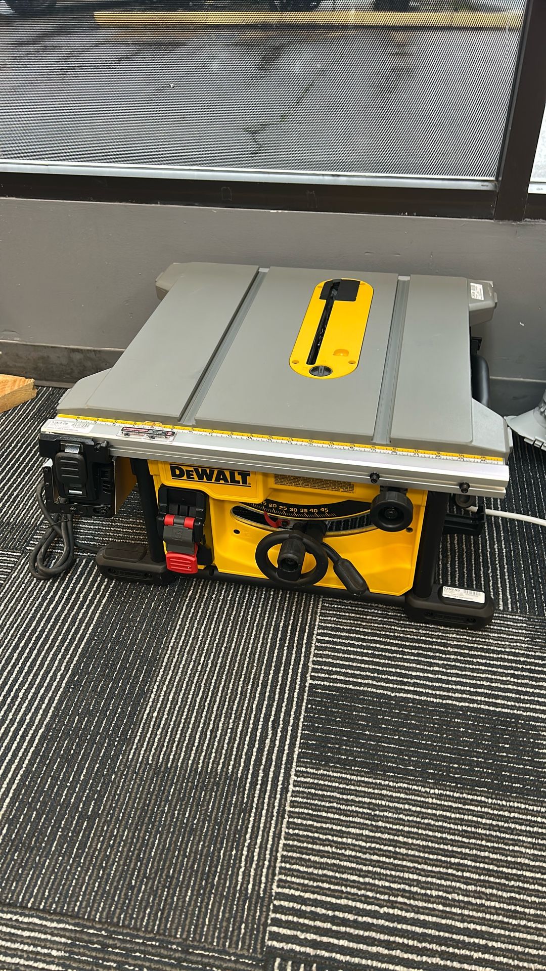 Dewalt tablesaw model DWE7485 corded like new