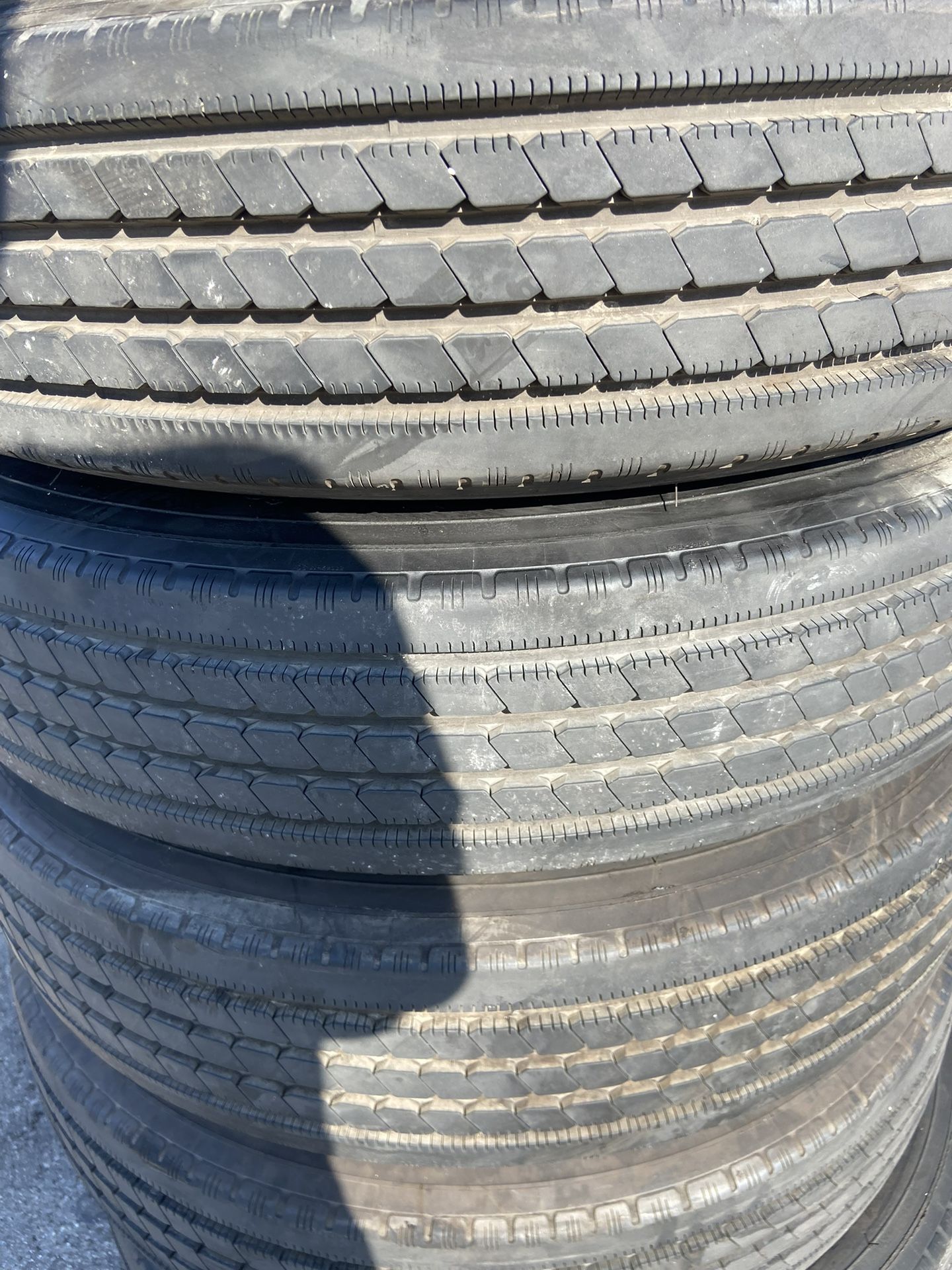 (6) 235-80-22.5 SIX USED TIRES MICHELIN HEAVY DUTY FOR SALE 90% LIFE