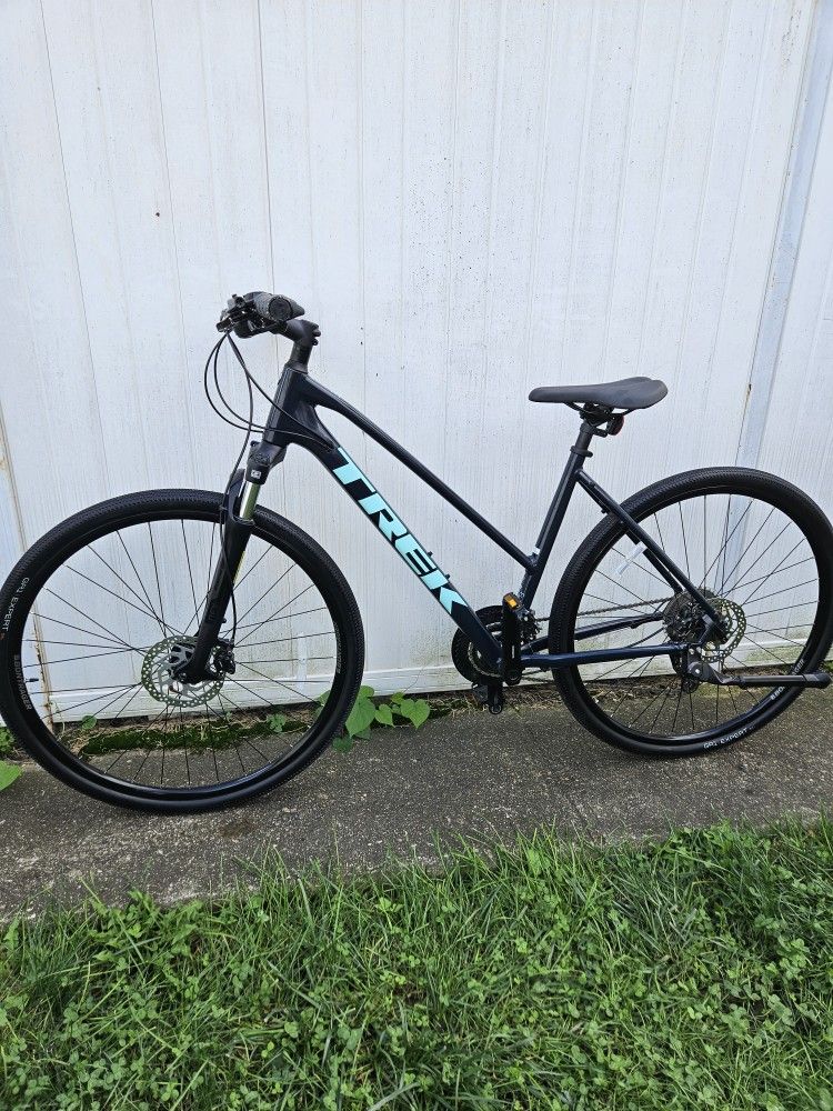 Trek Dual Sport 3 Hybrid Bike