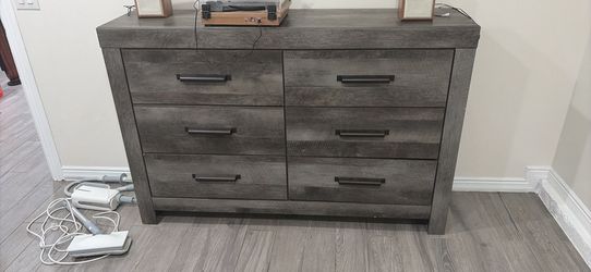 Dresser and 2 nightstands