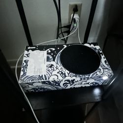 Xbox series S,comes with hdmi, and power cable, everything works great, recently fixed hdmi port.