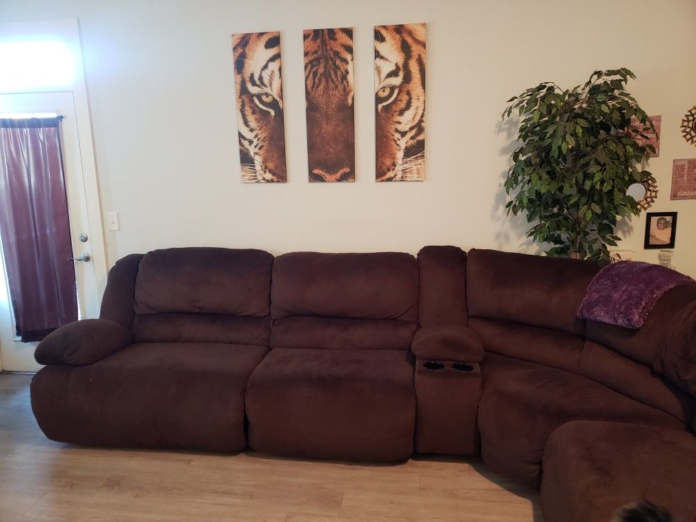 ASHLEY SECTIONAL!!!!!! LIKE NEW.. WALL PICTURES INCLUDED!!!!!!MUST SEE