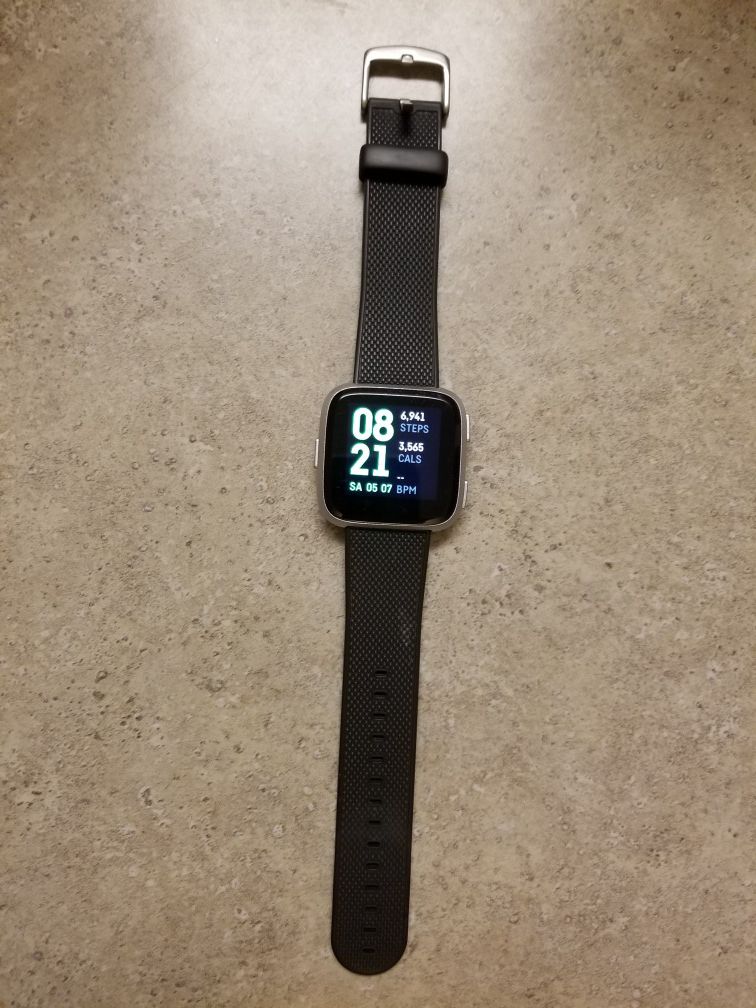Fitbit Versa with charger and 2 bands M-XL