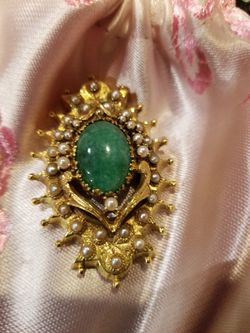 Ladies gold and jadeite fashion brooch