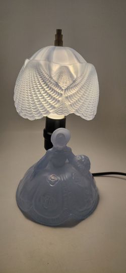 Lovely Vintage L.E.Smith "Southern Belle" Frosted Glass Boudoir Lamp