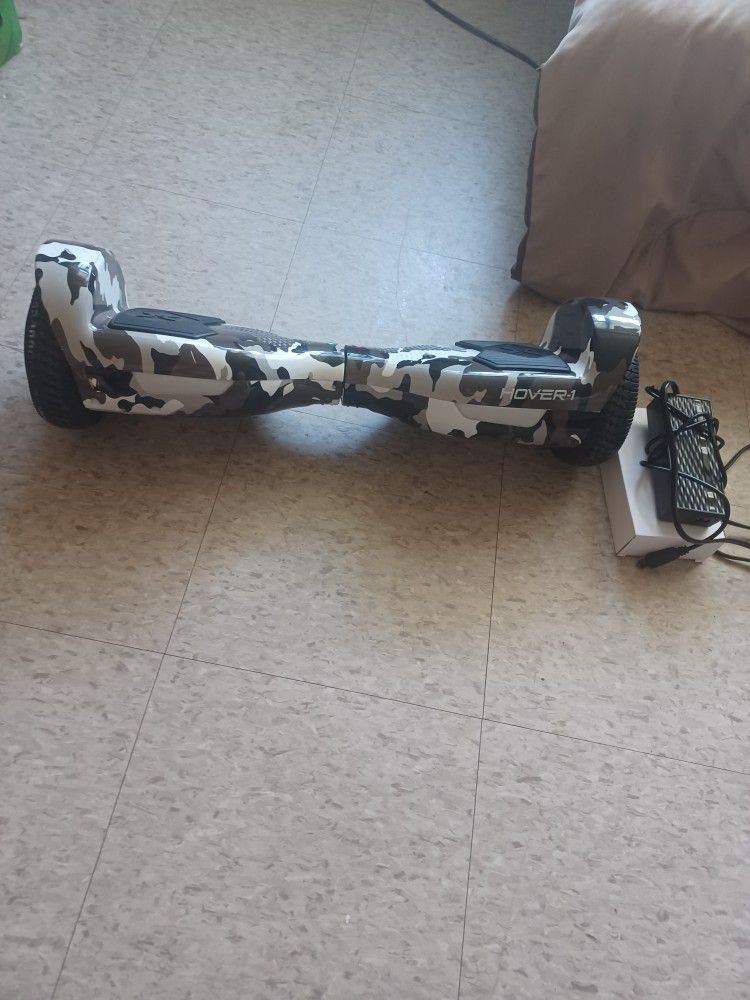 HOVER 1 HELIX HOVERB9ARD, LED LIGHTS, BLUETOOTH LIKE NEW,NEW CHARGER,EXCELLENT CONDITION ONLY PICK UP