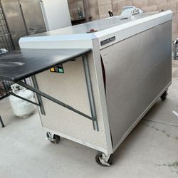Car for beverage business has refrigerator 