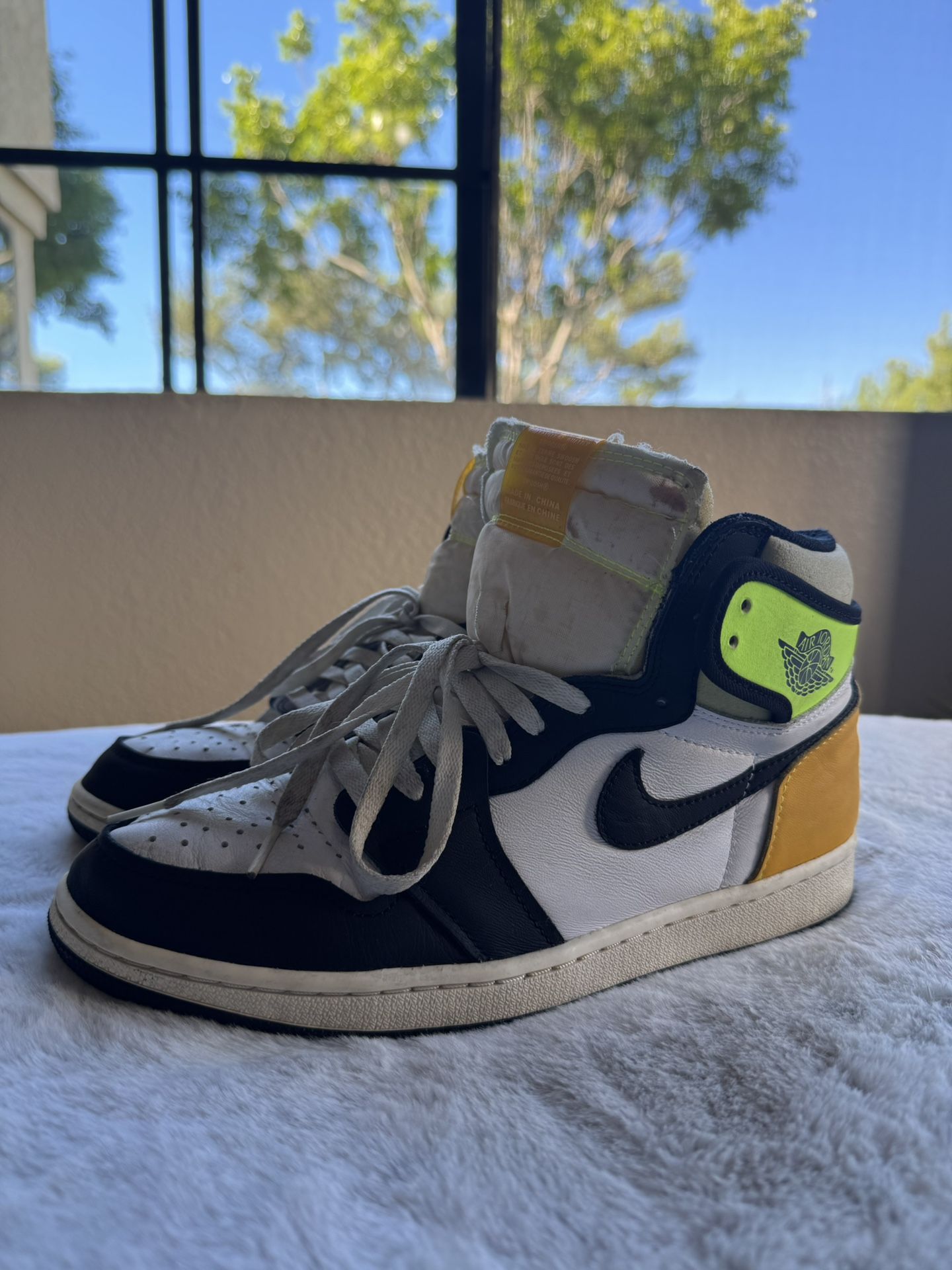 Authentic Air Jordan 1 Retro High OG “Volt Gold” (Style  display picture 3